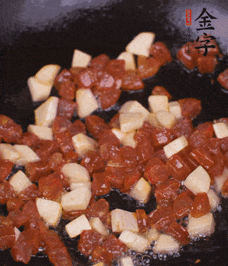 鍋中熱油，下香腸丁、茭白丁大火炒出香味。倒入米飯拍散，炒2～3分鐘。