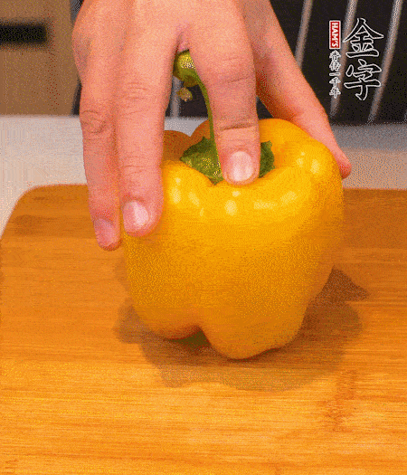 干花菇提前泡發(fā)，胡蘿卜、青椒、黃椒和花菇切丁，小紅椒切圈，小蔥切末。