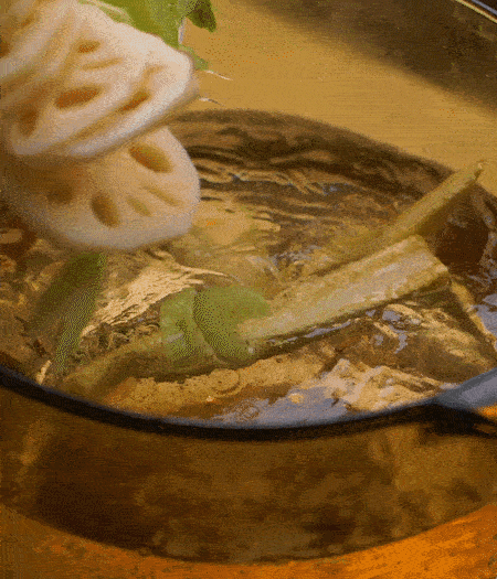 把玉米筍（對(duì)半切開(kāi)）、西芹（切斜片）、蓮藕（切片），放入開(kāi)水鍋內(nèi)，加點(diǎn)少許鹽、油，汆燙2分鐘。