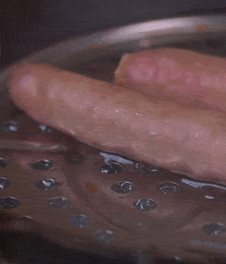 金字10°鮮低溫香腸蒸10分鐘后，切片。