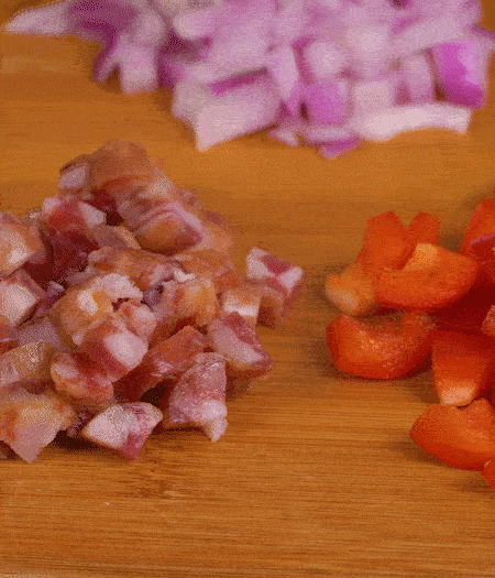 黃椒、紅椒、白洋蔥、土豆、大蔥分別切丁。金字10°鮮低溫香腸切丁。