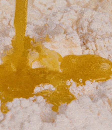 加融化的30g黃油（要不熱再倒）、黃椒、紅椒、白洋蔥、土豆、大蔥、香腸繼續(xù)攪拌均勻。