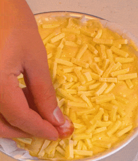 撒上馬蘇里拉芝士，用香腸片裝飾表面，180攝氏度烤箱烤20-25分鐘。