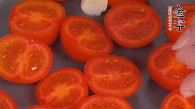 洗凈晾干的小番茄，對(duì)半切開，加切塊的大蒜、迷迭香、黑胡椒、橄欖油190度烤40分鐘、200度烤20分鐘。