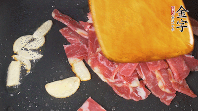 意面按照包裝時(shí)間煮熟過涼水，金字淡火腿切成小片。