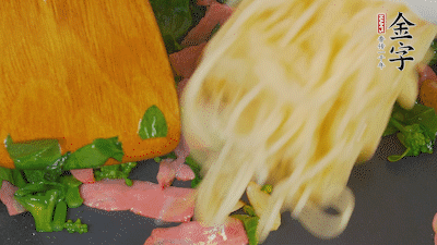 鍋中倒油燒熱，蒜片煸香，淡火腿略翻炒。