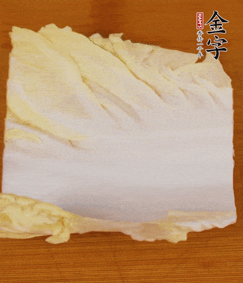 一片白菜一片淡火腿交替疊起，疊個(gè)兩三層放進(jìn)鍋內(nèi)，直到塞滿(mǎn)鍋。