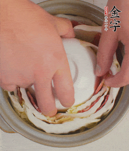 寬度剛好是鍋的高度?？垡粋€(gè)小碗更有助于幫助造型。