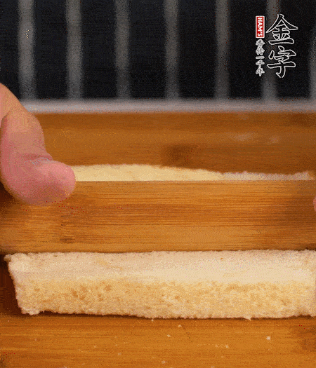 吐司切去四邊，搟薄；烤腸竹簽穿過。