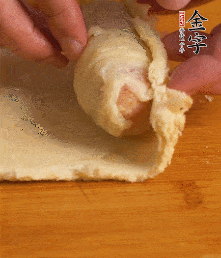 吐司卷起香腸，吐司尾端涂抹少許全蛋液，卷好的吐司表面蘸上蛋液，在裹上一層面包糠，送入預(yù)熱好的烤箱中。