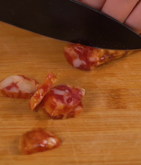 香腸切薄片。