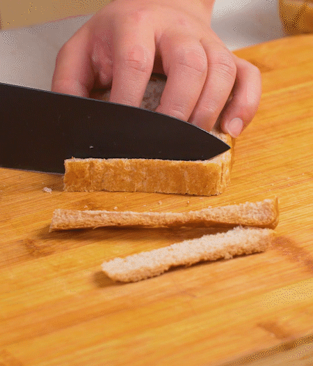 取1片黑麥吐司片，去掉邊邊，涂上一層蛋黃醬。
