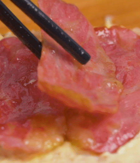 放上火腿、芝士片、生菜，再放一片土司。