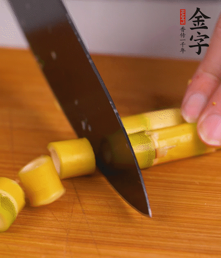 小野筍剝?nèi)ネ馄ぃ谐尚《巍?>
					</div>
					<span>步驟 2/7</span>
					<p>小野筍剝?nèi)ネ馄?，切成小段?/p>
				</li><li>
					<div   id=