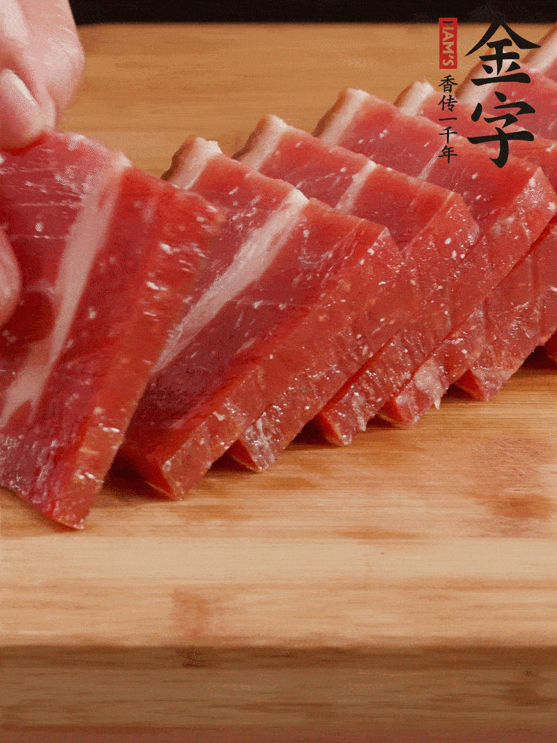 金字火腿上方切厚片的火腿。