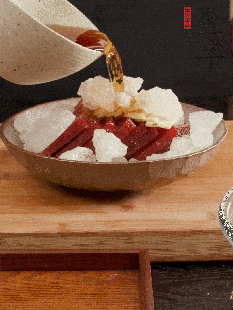 加姜片、冰糖、黃酒、水，蒸60分鐘，將火腿的咸逼出來。