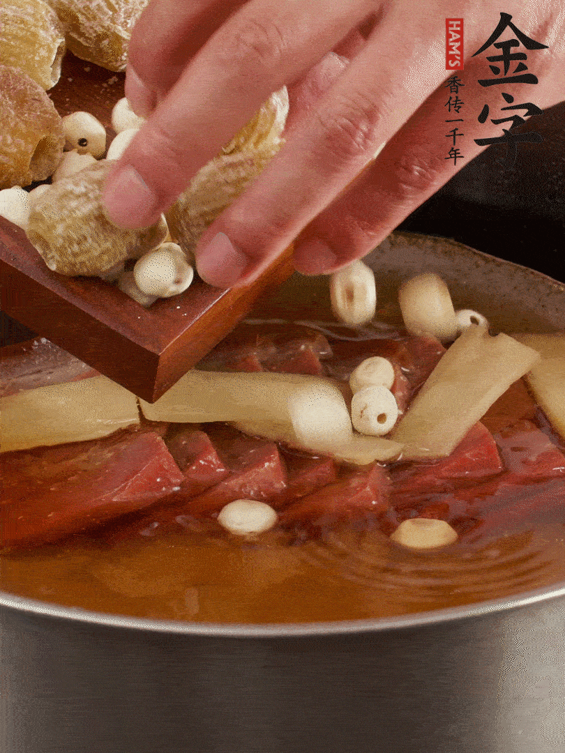 待冰糖融化后，放入蜜棗、蓮子同蒸25分鐘左右。