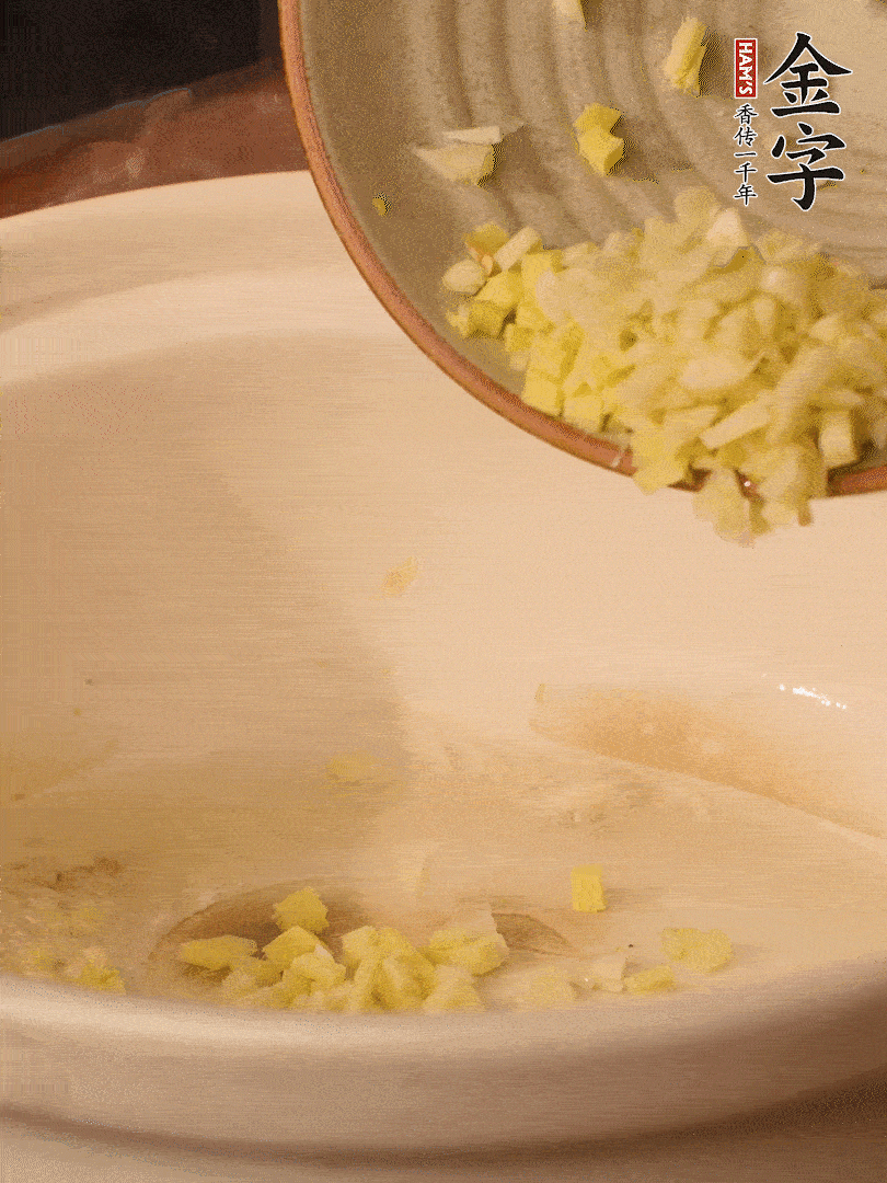 熱油下鍋，姜爆香。下冬瓜略微翻炒。