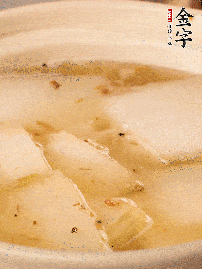 加入適量清水，再放咸肉，淋點黃酒添味。