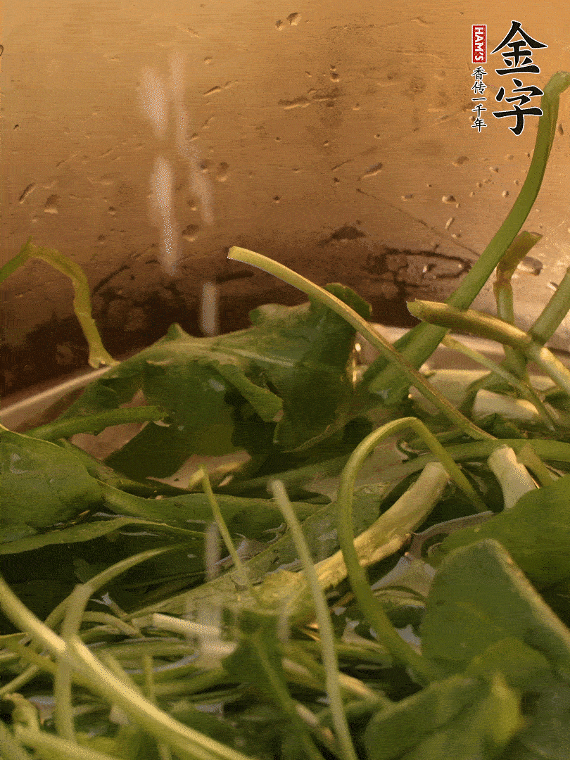 薺菜去掉根部，加小蘇打、鹽熱水沸騰燙軟。