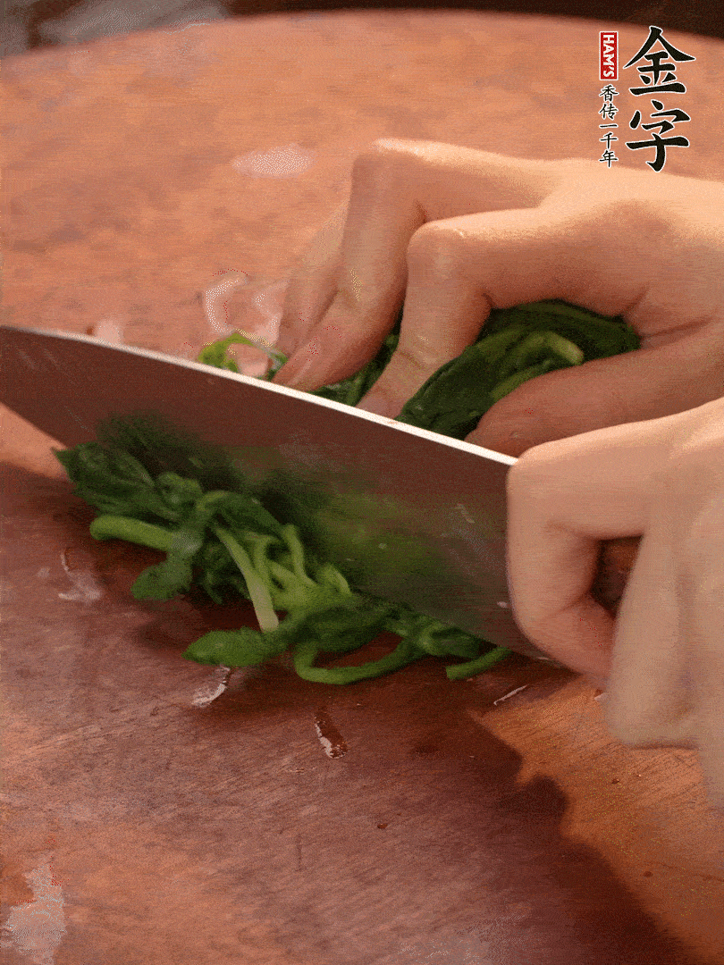 晾涼拽干水份，切碎備用。