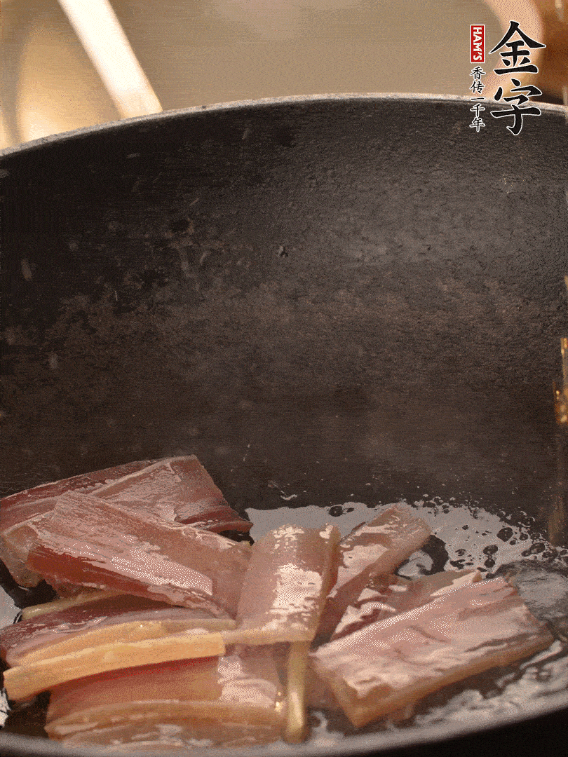 再下春筍繼續(xù)翻炒。