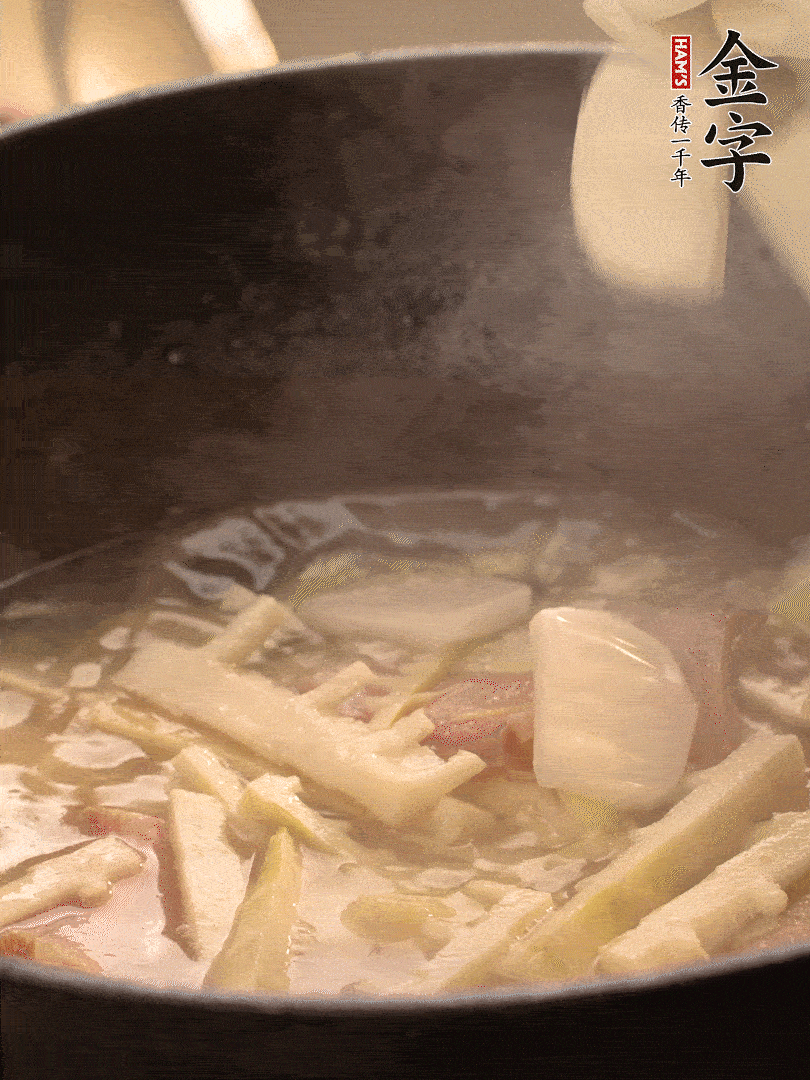 加一點(diǎn)開(kāi)水后，放年糕燜2分鐘至軟。