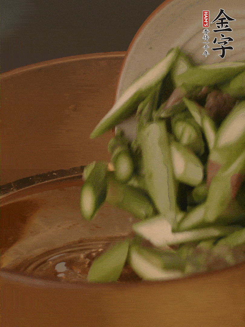 蘆筍、白玉菇焯水30秒備用。