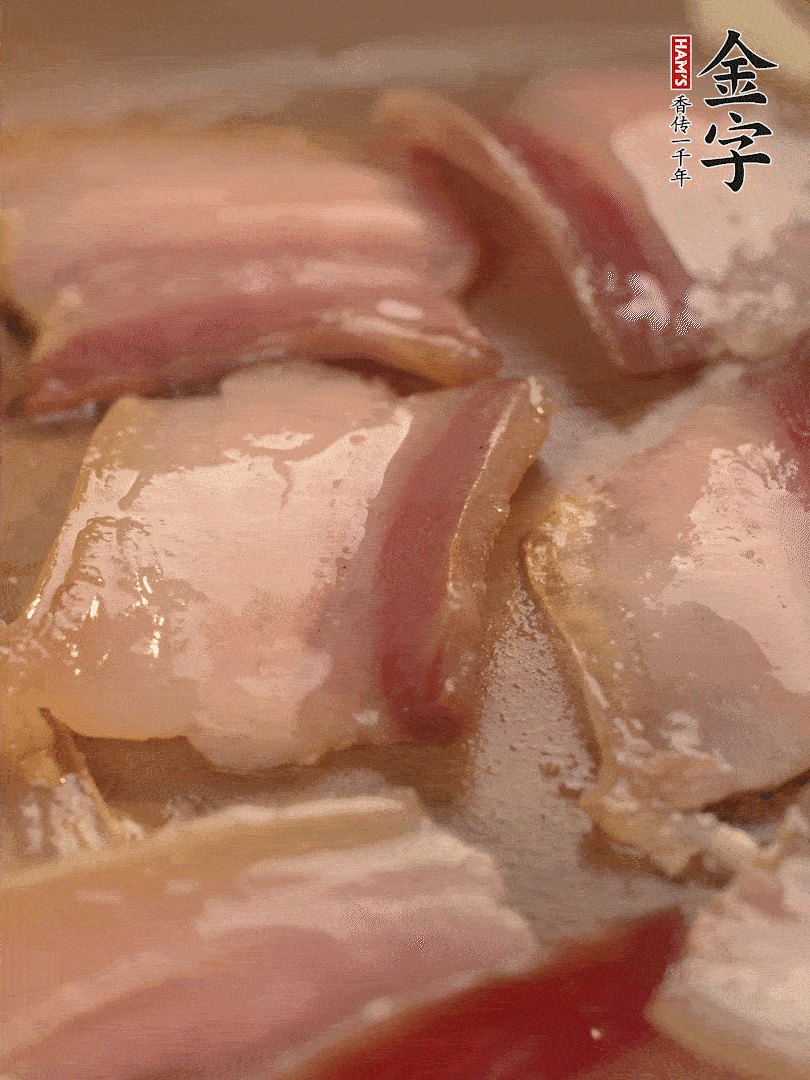 鍋中熱油煸香大蒜、咸肉。