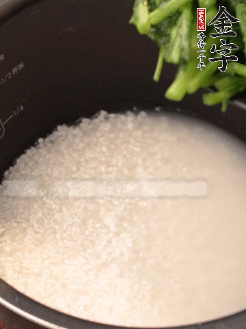 茼蒿、香腸放入浸泡好的大米，水沒過大米半指煮熟。