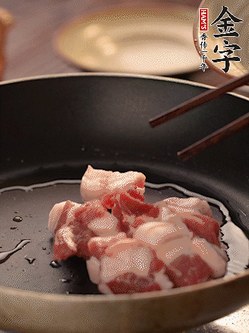 五花肉切條，煎到兩面金黃。