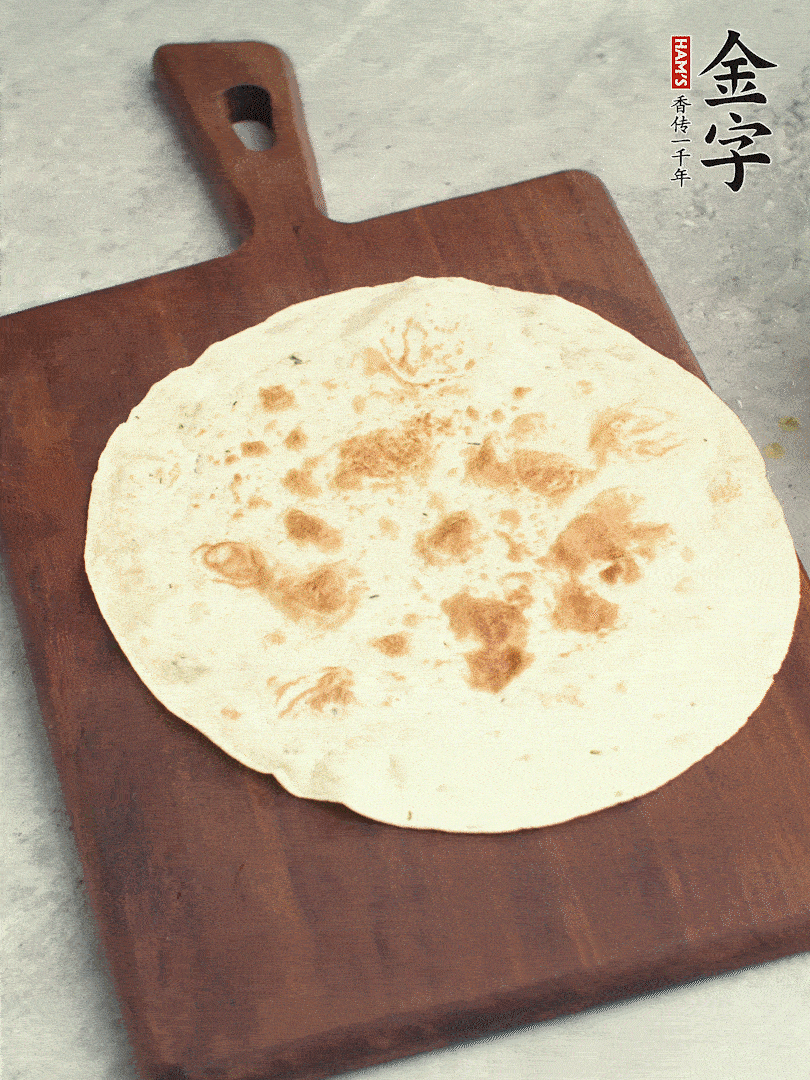 食材依次鋪在卷餅皮上，卷起來(lái)。