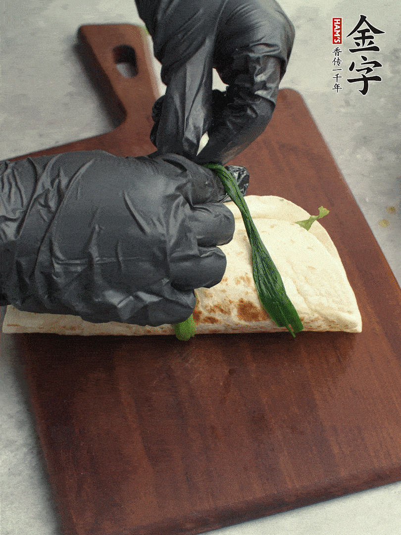 用焯過(guò)水的小蔥打結(jié)。