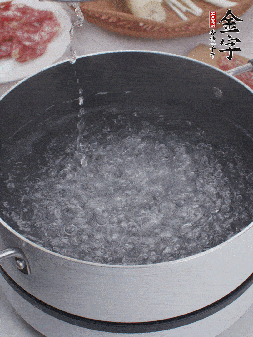 春筍去殼切片，焯水3分鐘。