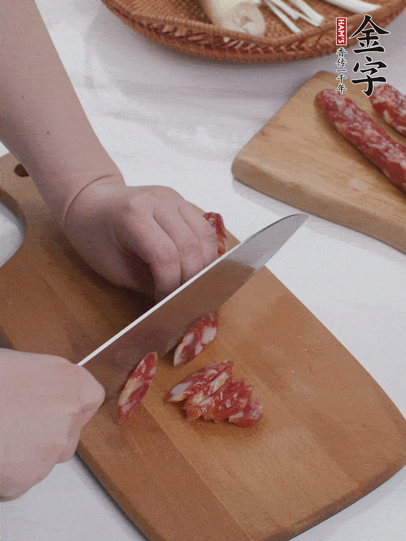 金字香腸切薄片。
