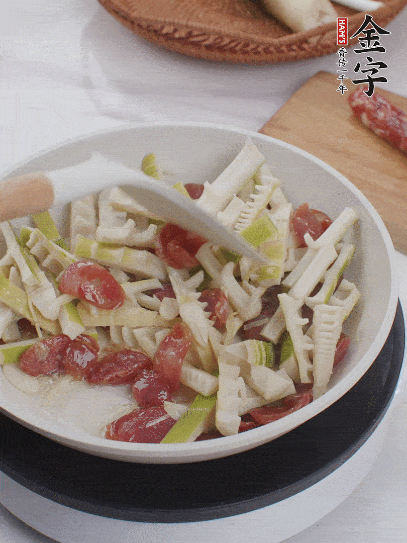 下春筍翻炒均勻，一小撮鹽調(diào)味。