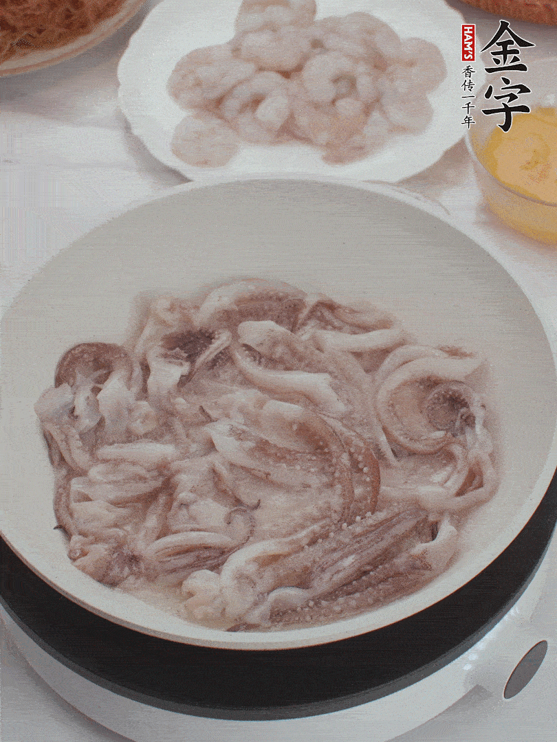 蝦仁、魷魚(yú)滑油，蛋液炒制半熟。