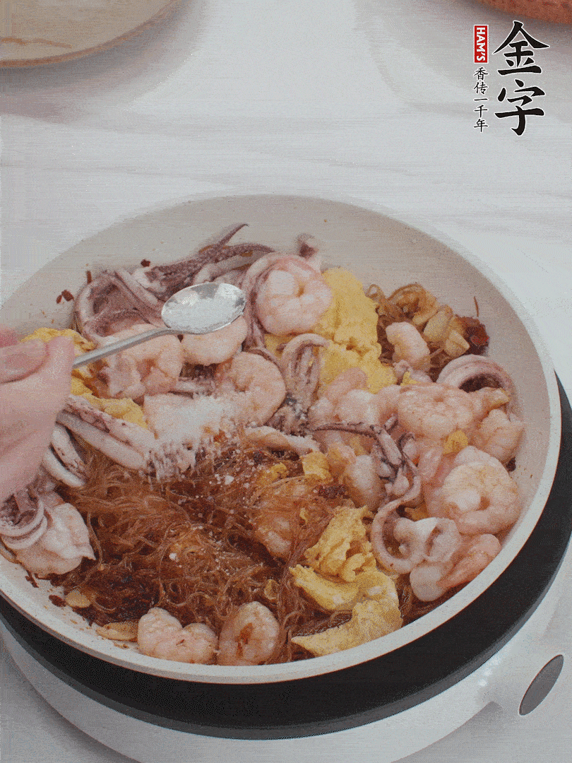 加雞蛋，蝦仁，魷魚(yú)混合。