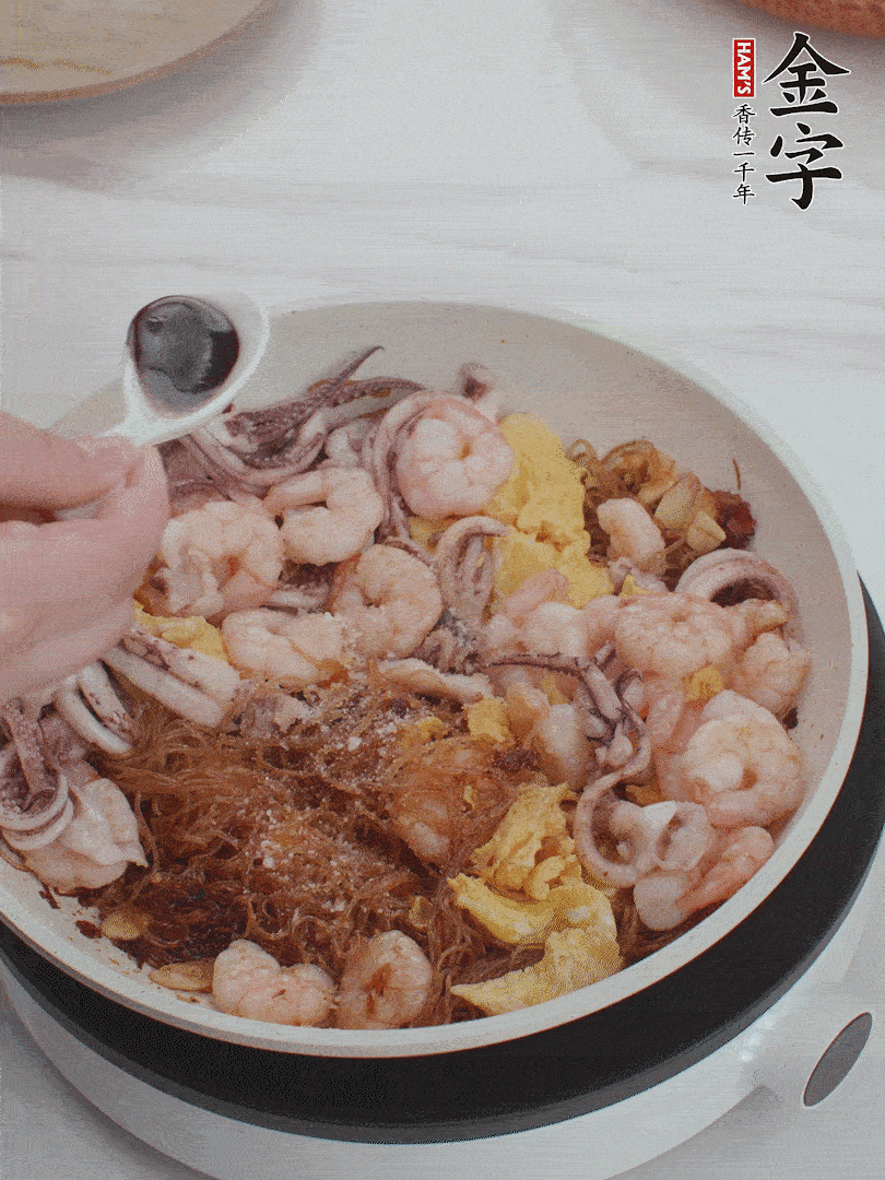 放1/3勺鹽、1/3勺雞精、1/3勺糖、2/3勺生抽調(diào)味。