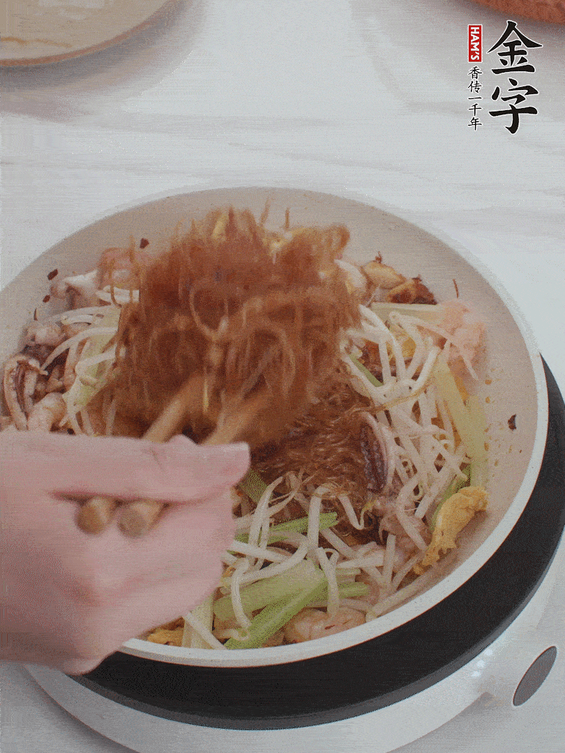 放焯好水的香芹、豆芽翻炒挑松。