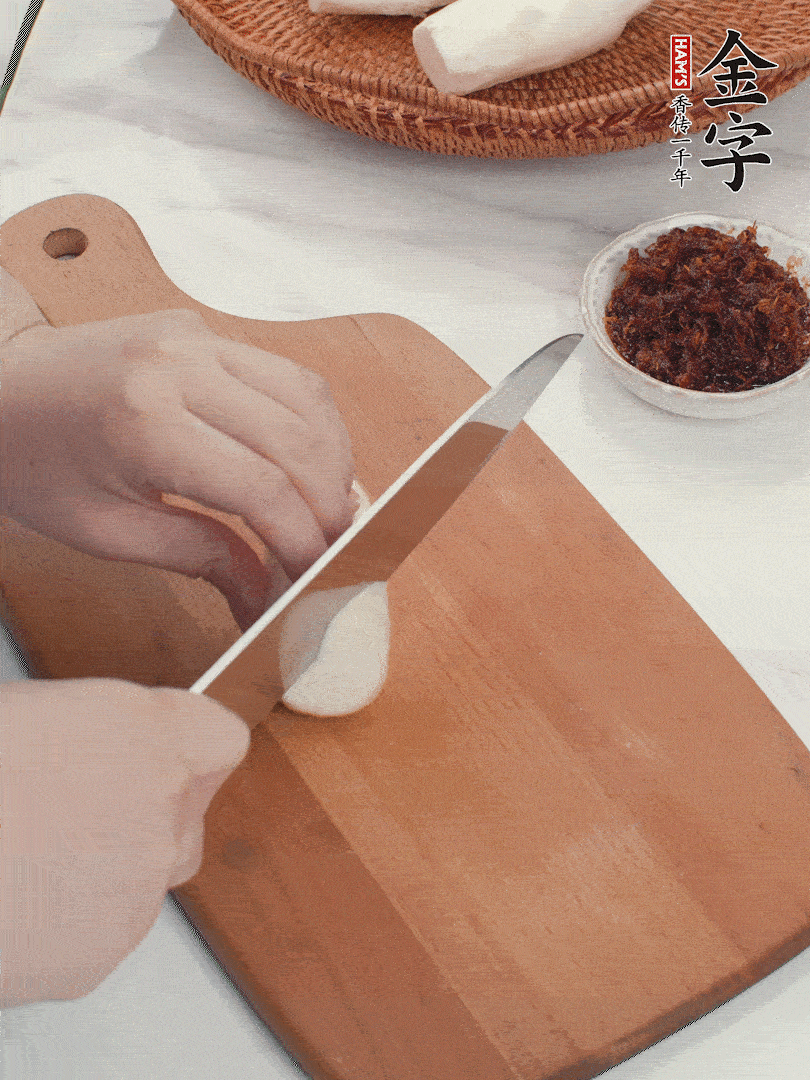 茭白剝殼，洗凈后切滾刀塊。