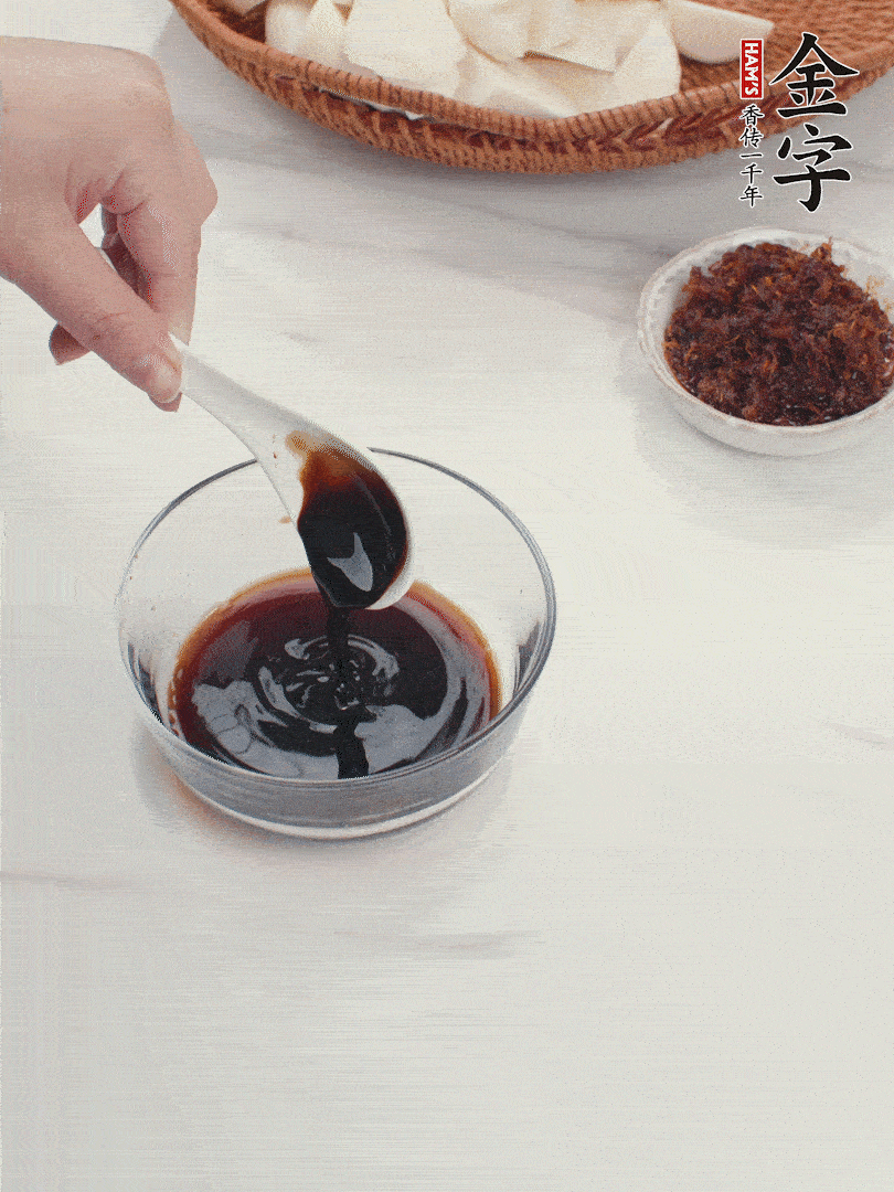 將生抽、老抽、黃酒和白砂糖在小碗里調成味汁。