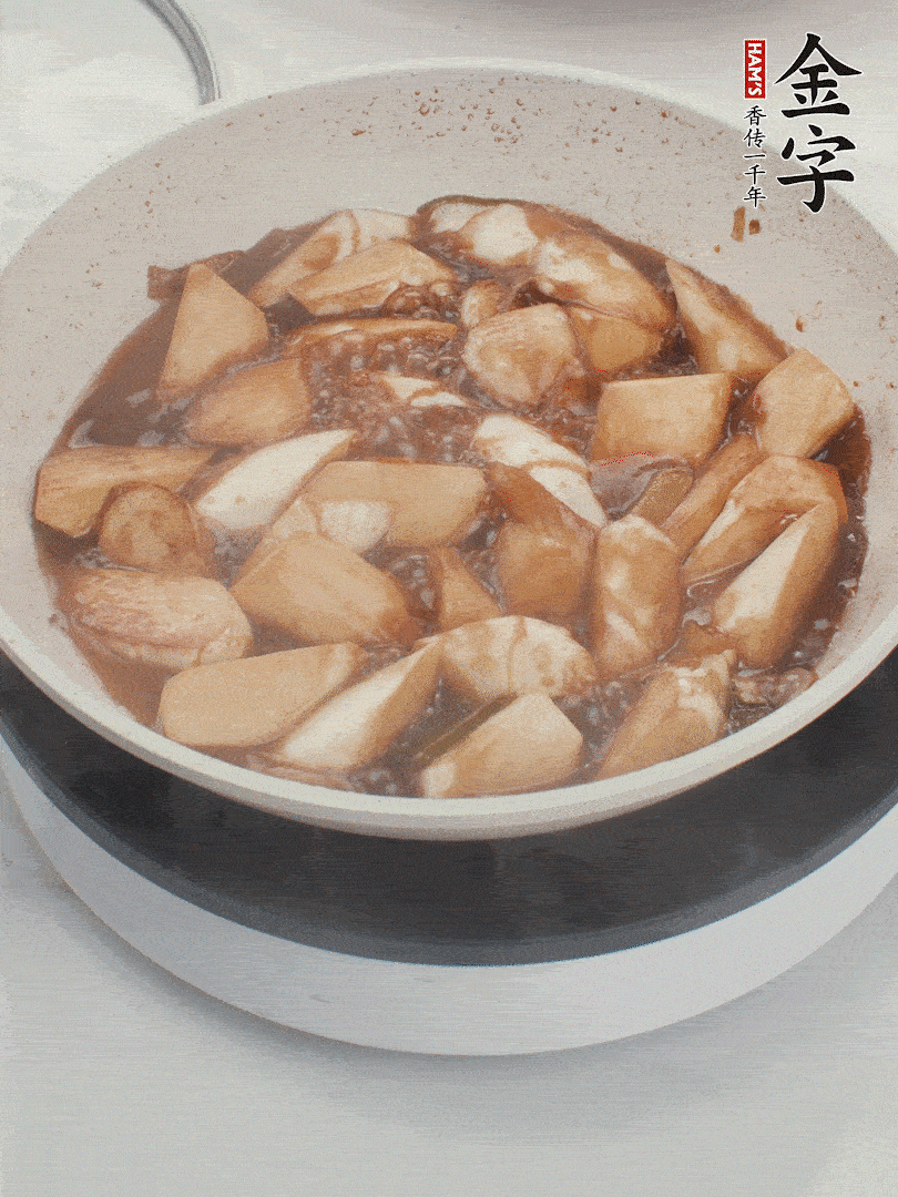 待茭白煸到微微發(fā)黃加入調好的味汁翻炒。加一小碗清水蓋蓋子燜3-4分鐘。