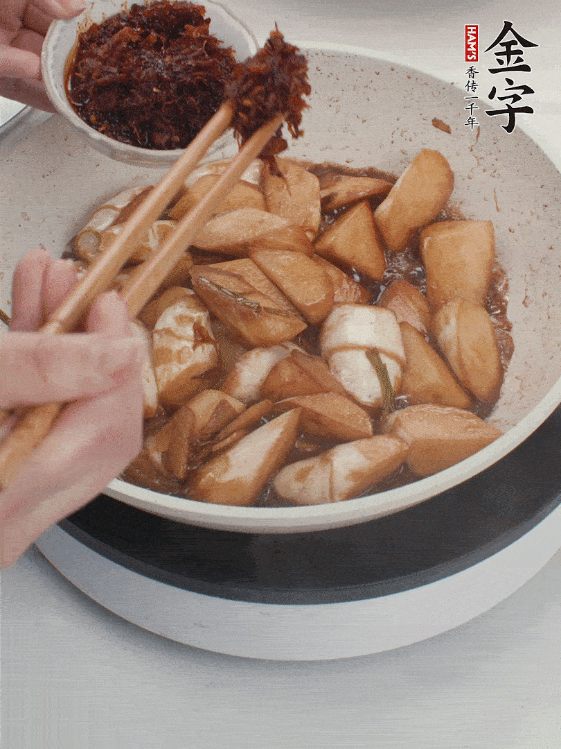 湯汁收濃，加金字火腿XO醬翻炒均勻。