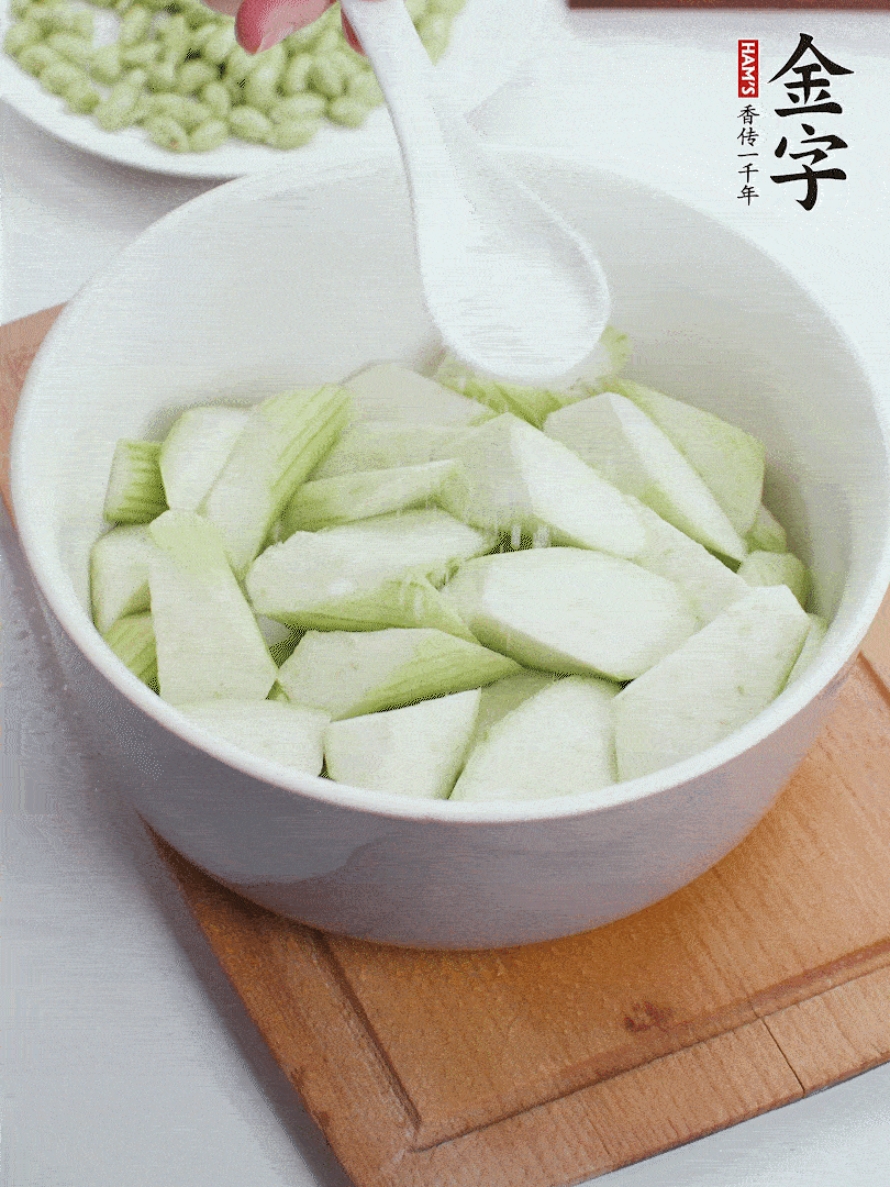 水中加1勺鹽浸泡，防止變黑。