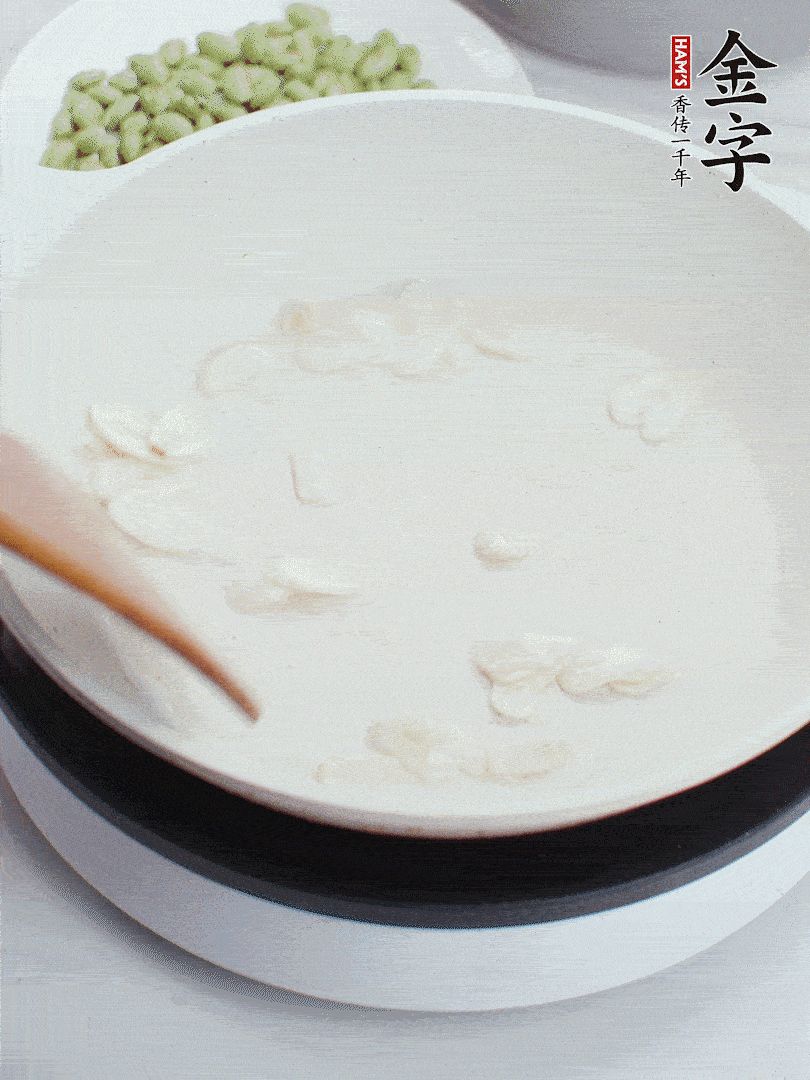 金字淡咸肉煮15分鐘，撈出切片。油5成熱時，蒜末、咸肉爆香。