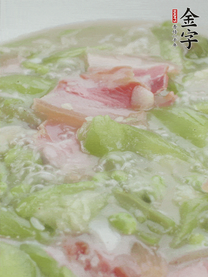 加一點熱水、白胡椒粉、雞精翻炒1分鐘。