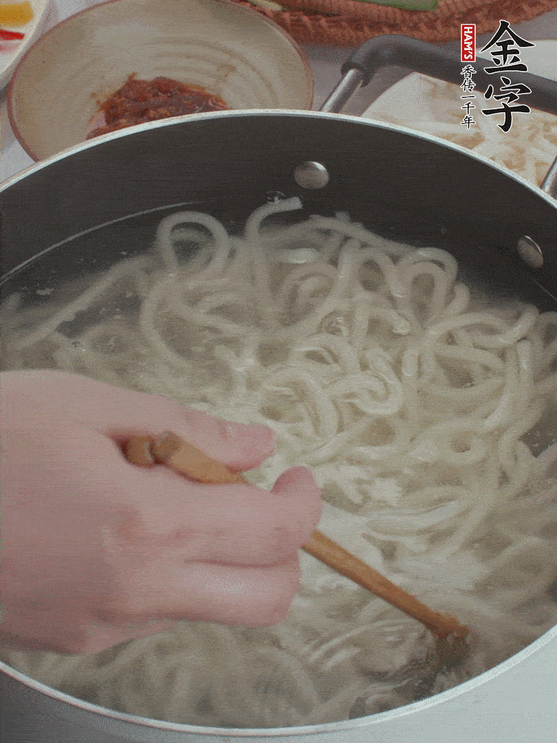 鍋中水煮沸，下烏冬面焯5秒鐘，撈出瀝干。