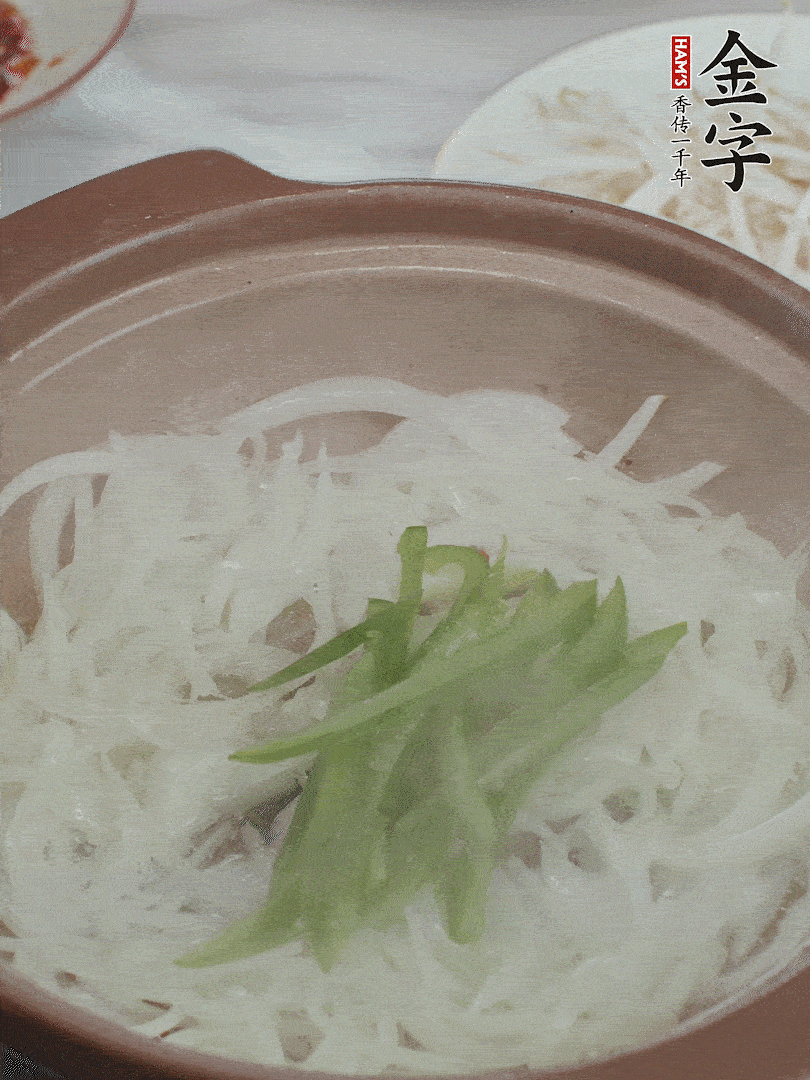 放烏冬面、青紅椒、豆芽。