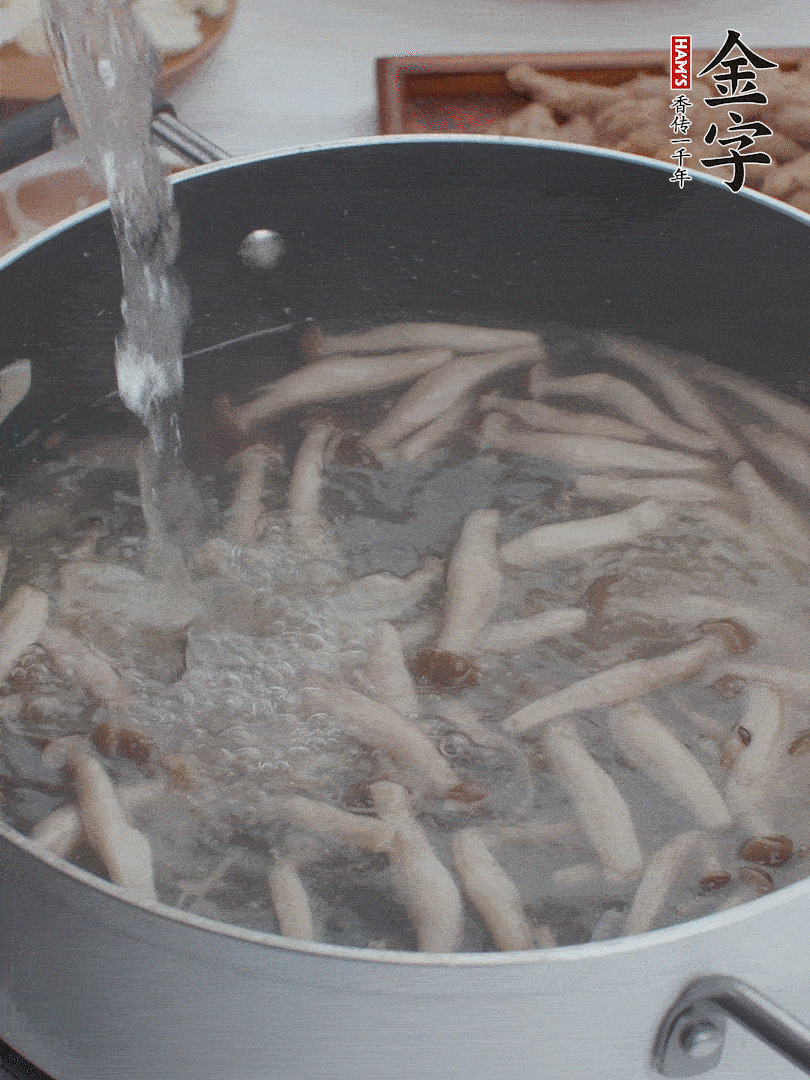 油熱爆香大蔥、蒜末，下蟹味菇炒軟，放清水。